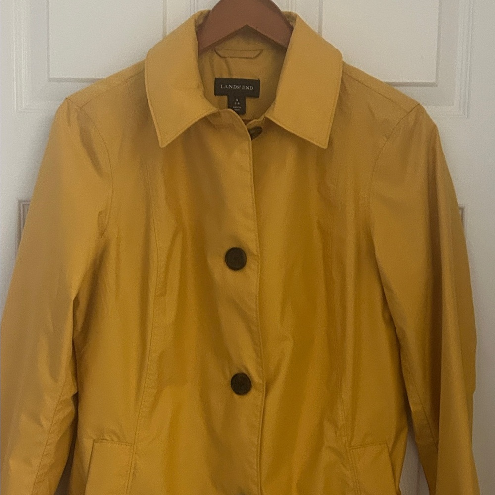 Land’s End trench/raincoat in fun canary yellow! 2 outside pockets plus 2 inside